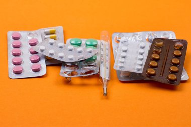 Farklı hapları ve termometre