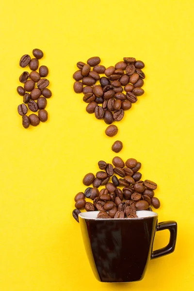 Una taza de café y el corazón de los granos — Foto de Stock