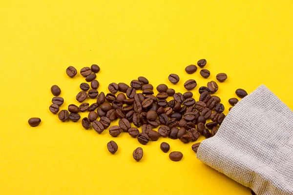 Säckväv säck full av kaffebönor — Stockfoto