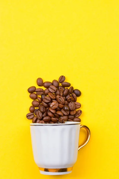 Kaffebönor började forsa ut ur en kopp — Stockfoto