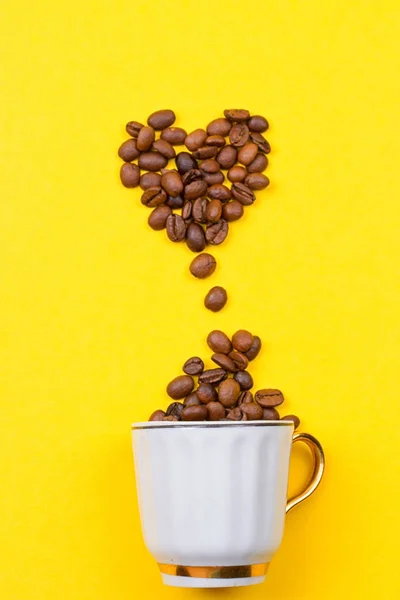 Bir fincan kahve ve kalp çekirdekleri — Stok fotoğraf
