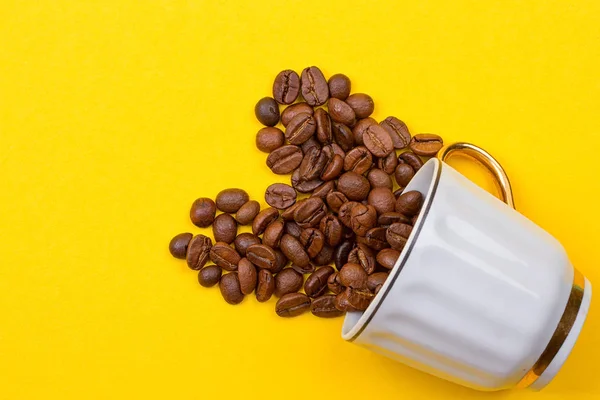 Kaffebönor började forsa ut ur en kopp — Stockfoto