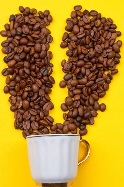 Una taza de café y el corazón de los granos — Foto de Stock