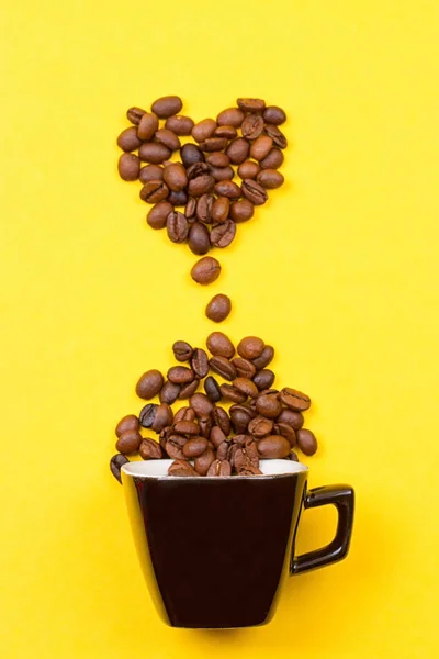 Una taza de café y el corazón de los granos — Foto de Stock
