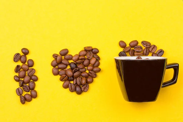 Una taza de café y el corazón de los granos — Foto de Stock