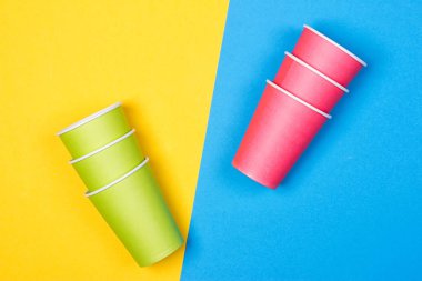 Kağıt bardak sarı ve mavi arka plan