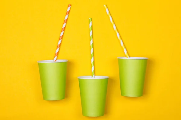 Bundel van multi-gekleurde drinken rietjes in een paper Cup — Stockfoto