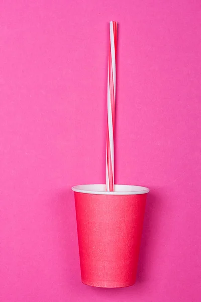 Een bundel van multi-gekleurde drinken rietjes in een paper Cup — Stockfoto