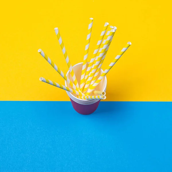 Een bundel van multi-gekleurde drinken rietjes in een paper Cup — Stockfoto