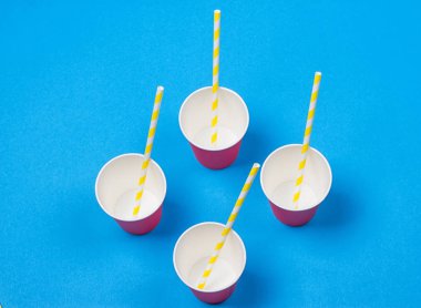 a bohça-in çok renkli içme payet kağıt Kupası