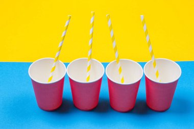 a bohça-in çok renkli içme payet kağıt Kupası