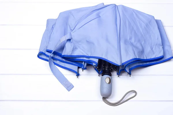 Guarda-chuvas azuis sobre fundo branco — Fotografia de Stock
