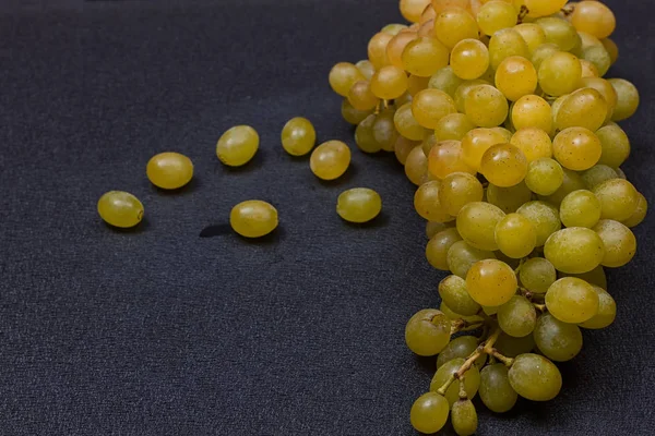 Uvas blancas sobre fondo negro —  Fotos de Stock