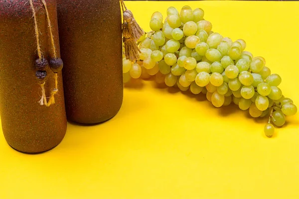 Bottiglie di vino bianco con uva — Foto Stock