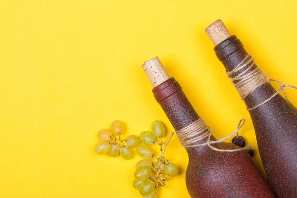 Garrafas de vinho branco com uvas — Fotografia de Stock