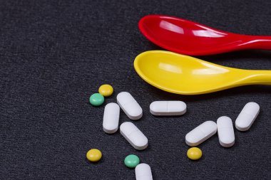Çeşitli ilaç tıp hap, Tablet ve kapsüller kaşık üzerinde