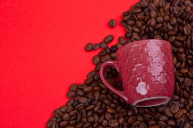 Boş kahve fincanı ve kahve çekirdekleri