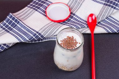 Cam kavanoza sağlıklı kahvaltı - yaban mersini ve müsli yoğurtla servis