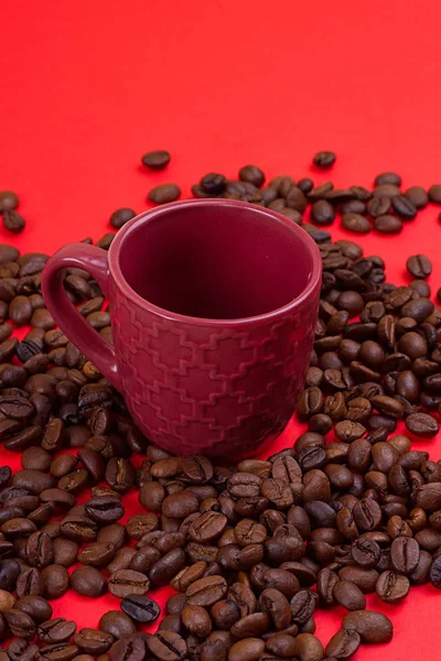 Taza de café vacía y granos de café —  Fotos de Stock