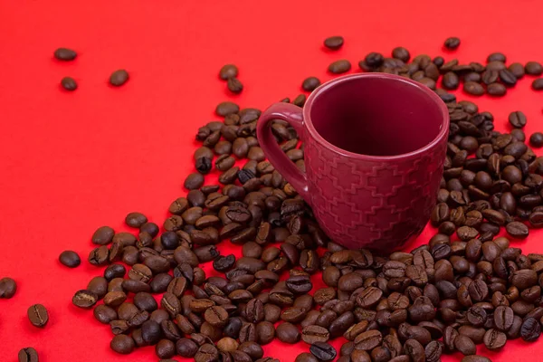 Boş kahve fincanı ve kahve çekirdekleri