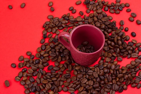 Taza de café vacía y granos de café — Foto de Stock