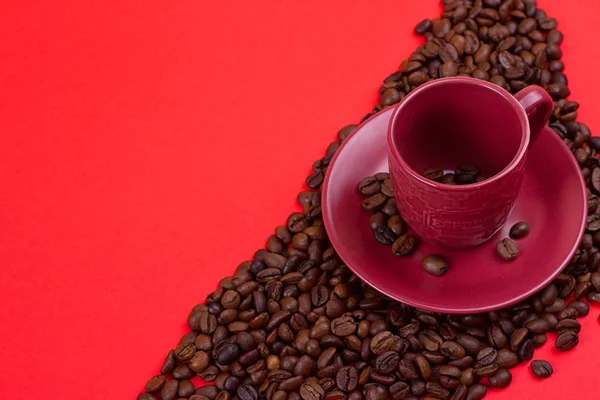 Taza de café vacía y granos de café —  Fotos de Stock