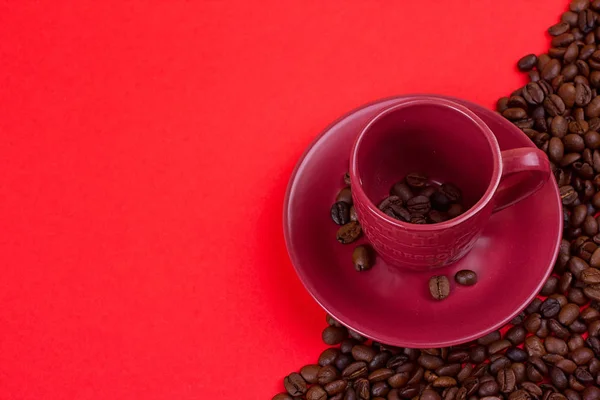 Taza de café vacía y granos de café — Foto de Stock