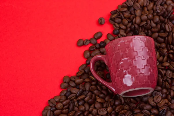 Boş kahve fincanı ve kahve çekirdekleri