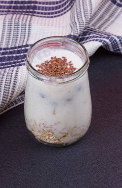 Cam kavanoza sağlıklı kahvaltı - yaban mersini ve müsli yoğurtla servis