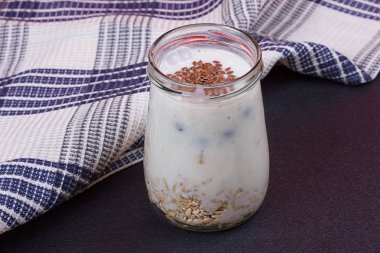 Cam kavanoza sağlıklı kahvaltı - yaban mersini ve müsli yoğurtla servis