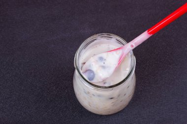 Cam kavanoza sağlıklı kahvaltı - yaban mersini ve müsli yoğurtla servis