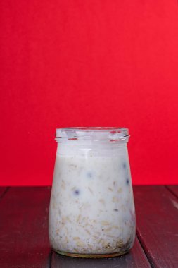 Cam kavanoza sağlıklı kahvaltı - yaban mersini ve müsli yoğurtla servis