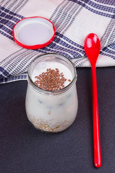 Cam kavanoza sağlıklı kahvaltı - yaban mersini ve müsli yoğurtla servis