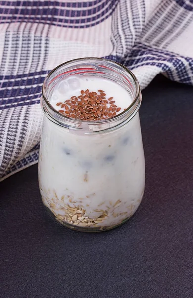 Cam kavanoza sağlıklı kahvaltı - yaban mersini ve müsli yoğurtla servis