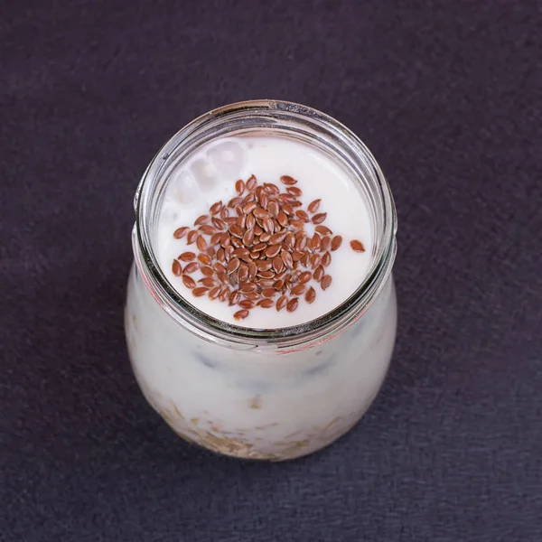 Café da manhã saudável - iogurte com mirtilos e muesli servido em jarra de vidro — Fotografia de Stock