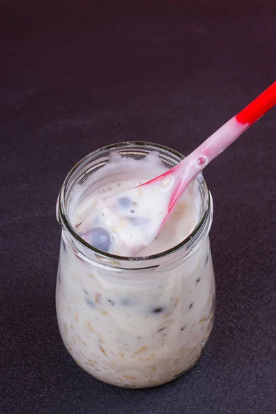 健康-酸奶蓝莓和牛奶什锦早餐在玻璃罐 — 图库照片