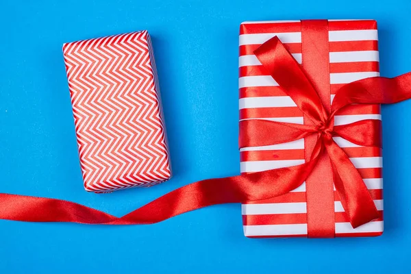 Varios regalos cuidadosamente presentados en el embalaje rojo —  Fotos de Stock