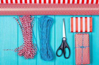 Noel hediyesi ile renkli kağıt, şerit yay, parti zamanı kaydırma makas bir