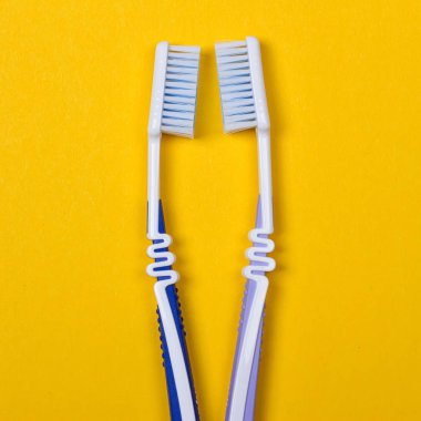 Sarı zemin üzerine iki diş fırçaları