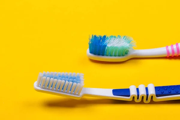 Tandenborstels op gele achtergrond — Stockfoto