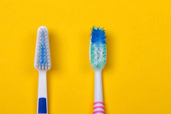 Escovas de dentes no fundo amarelo Imagem De Stock