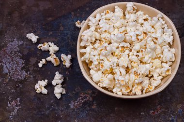 Kasede patlamış mısır.