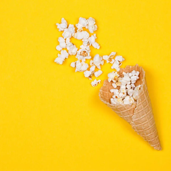 Popcorn in ijs kegels Rechtenvrije Stockfoto's