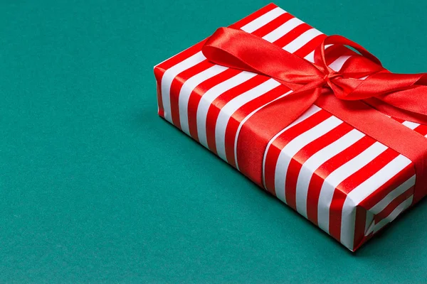 Caja de regalo con cinta —  Fotos de Stock