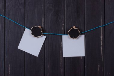 Clothespins, yazıt için bir yer kağıtlarla