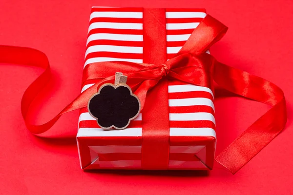 Gift with red bow — Stock Photo, Image