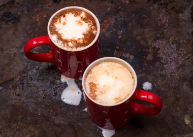 İki kahve fincanı için aşık kopya boş alanı ile sabah kahve hazırlamak