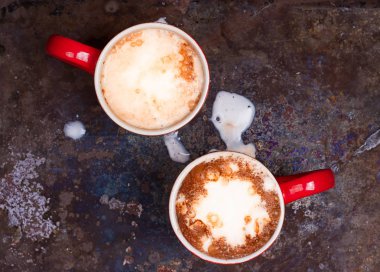 İki kahve fincanı için aşık kopya boş alanı ile sabah kahve hazırlamak