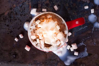 Şekerlemeli sıcak çikolata.