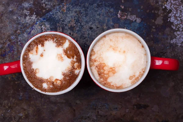 İki kahve fincanı için aşık kopya boş alanı ile sabah kahve hazırlamak